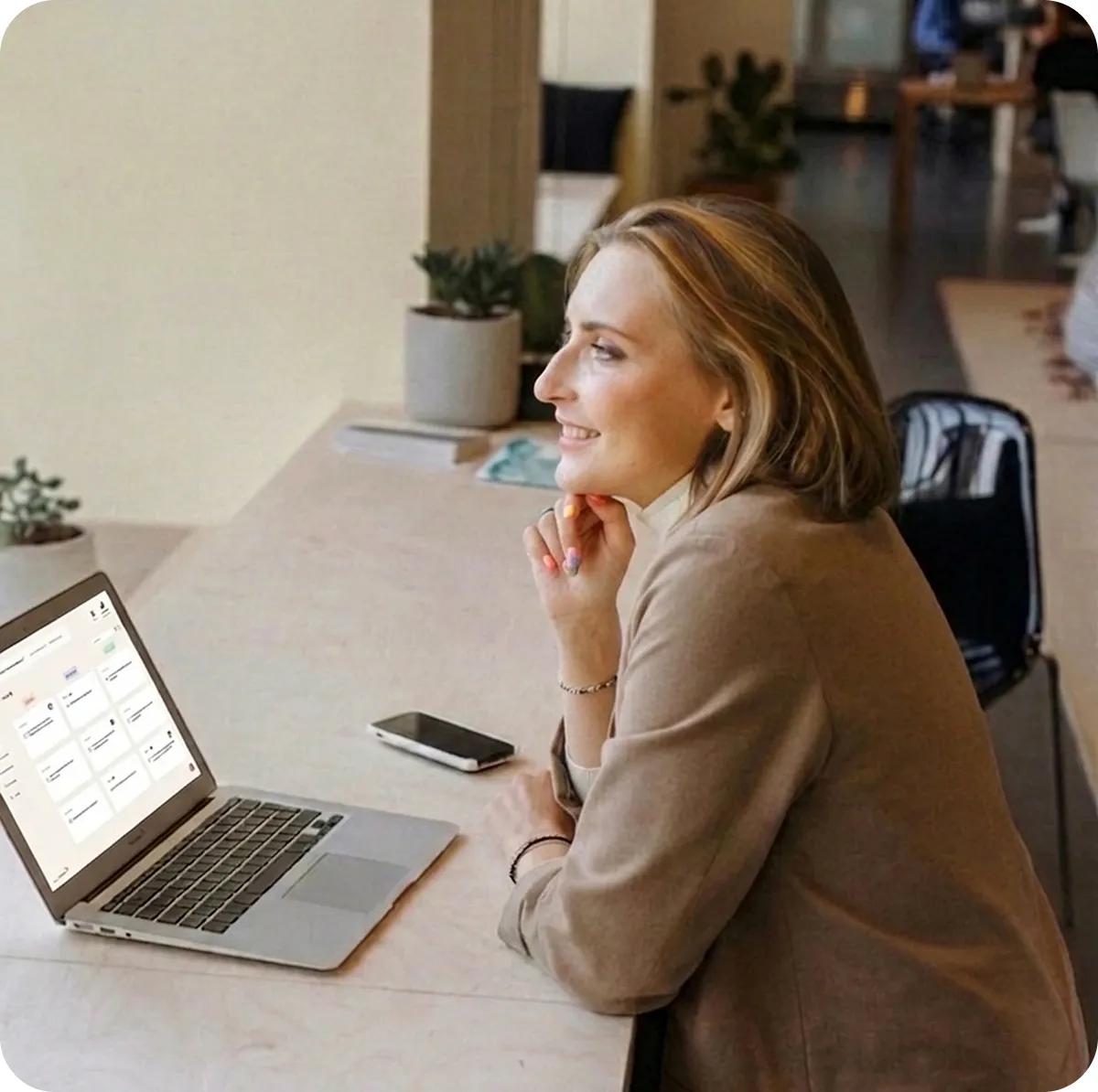 Secrétaire de mairie travaillant sur l'application MARiaNNE depuis son ordinateur portable